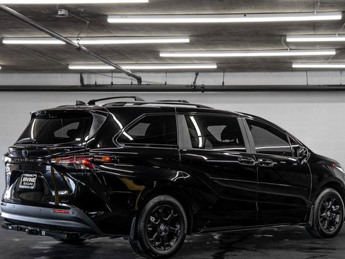 Used 2025 Toyota Sienna XLE Woodland Edition image 5