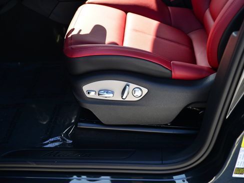 Certified 2026 Porsche Macan AWD/4WD image 27