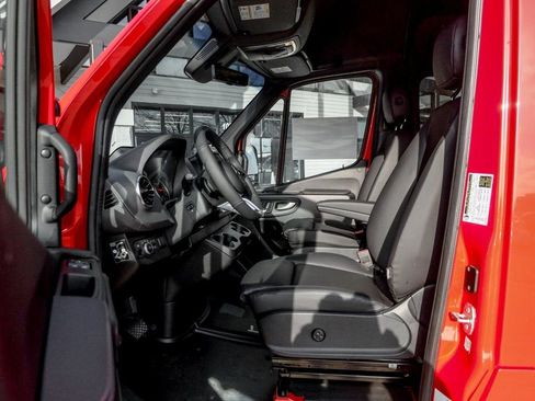 Used 2025 Mercedes-Benz Sprinter 2500 image 13