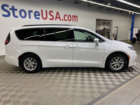 Used 2022 Chrysler Pacifica Touring-L image 10