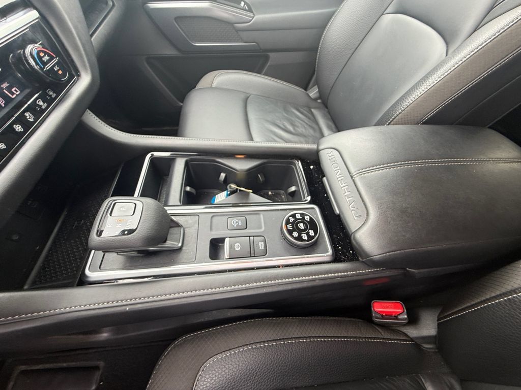 Used 2025 Nissan Pathfinder SL AWD/4WD image 31