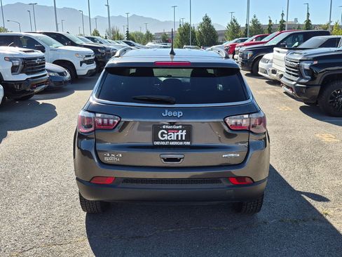Used 2018 Jeep Compass Latitude w/ Popular Equipment Group AWD/4WD image 4