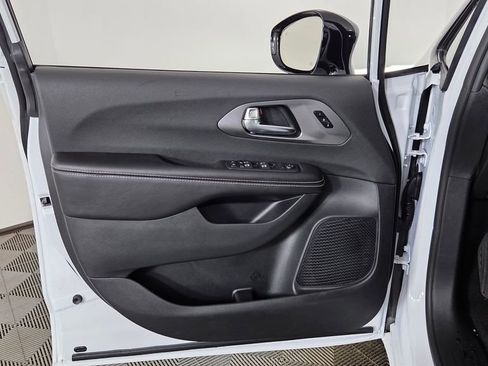 New 2026 Chrysler Pacifica Select image 13