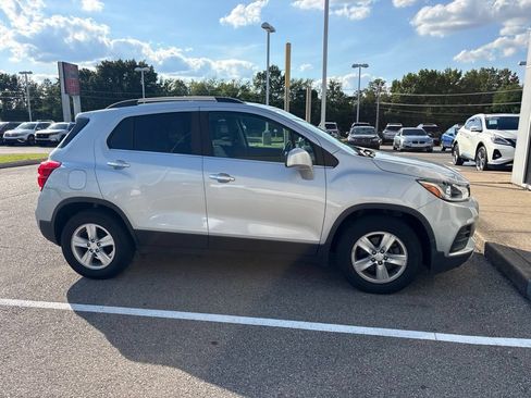Used 2019 Chevrolet Trax LT w/ Sun & Sound Package FWD image 2