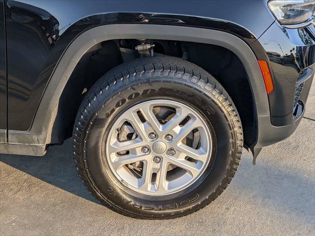 Certified 2025 Jeep Grand Cherokee Laredo RWD image 12