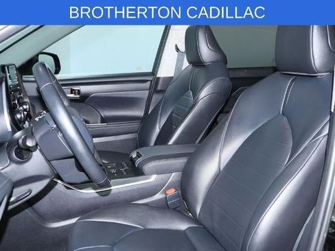 Used 2020 Toyota Highlander XLE AWD/4WD image 20