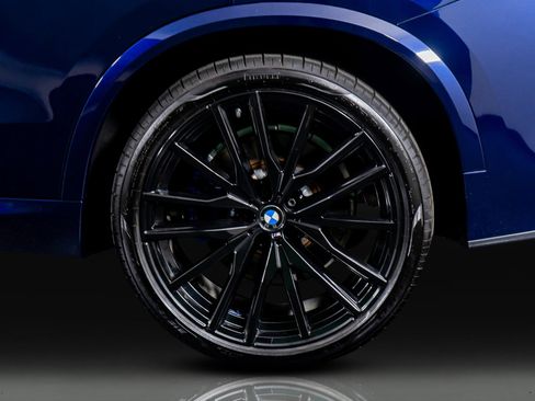 Used 2025 BMW X5 M60i w/ Premium Essential Package image 18