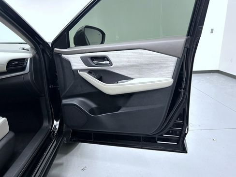 Used 2023 Nissan Rogue SV image 16