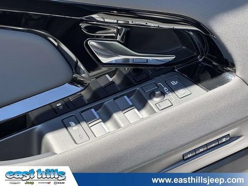 Used 2024 Land Rover Range Rover Evoque Dynamic SE AWD/4WD image 14