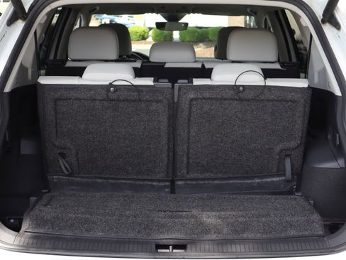 Used 2021 Volkswagen Tiguan SEL FWD image 32