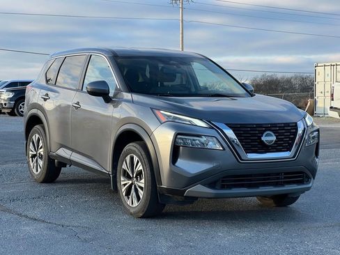 Used 2023 Nissan Rogue SV image 2