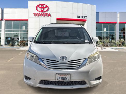 Used 2015 Toyota Sienna LE FWD image 2