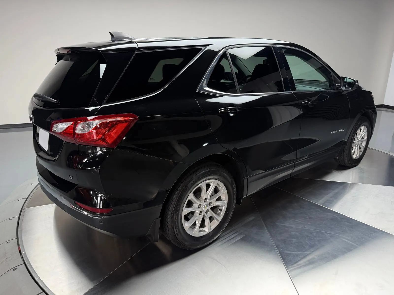 Used 2018 Chevrolet Equinox LT FWD image 2
