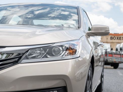 Used 2017 Honda Accord EX-L image 7