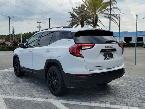 Used 2022 GMC Terrain SLT w/ Tech Package FWD image 3