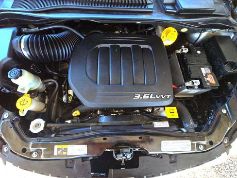 Used 2018 Dodge Grand Caravan SE w/ UConnect Hands-Free Group image 31