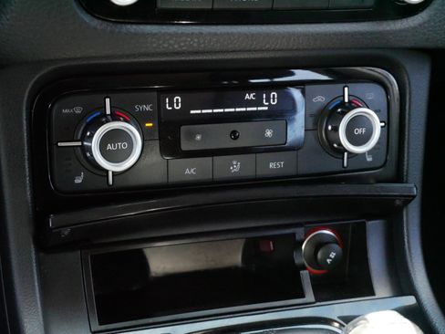 Used 2014 Volkswagen Touareg Sport image 23