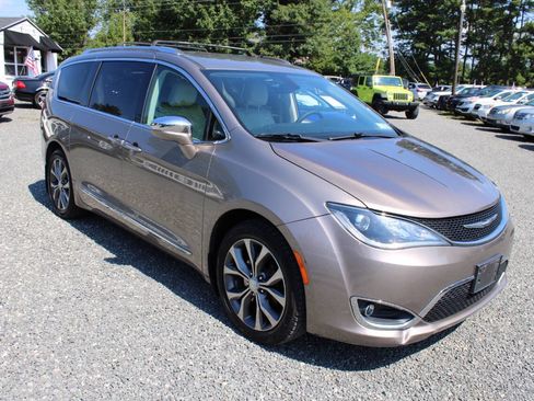 Used 2017 Chrysler Pacifica Limited FWD image 4