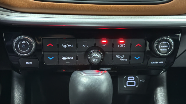 Used 2025 Jeep Compass Limited AWD/4WD image 16