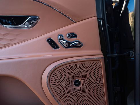Used 2025 Bentley Flying Spur Plug-In Hybrid AWD/4WD image 41