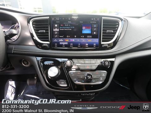 New 2025 Chrysler Pacifica Select image 14