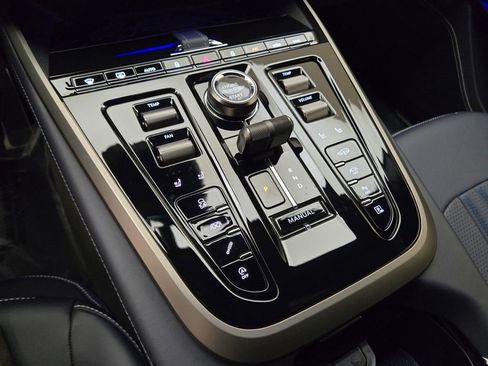 Used 2025 Aston Martin DBX 707 AWD/4WD image 39