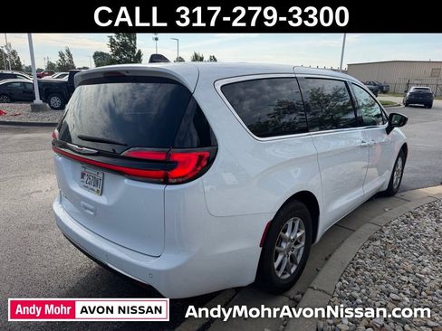 Used 2025 Chrysler Pacifica Select FWD image 3