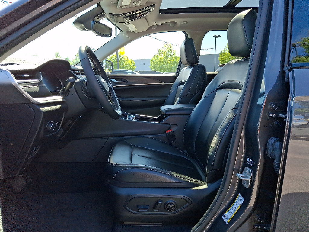 Certified 2023 Jeep Grand Cherokee Limited AWD/4WD image 13
