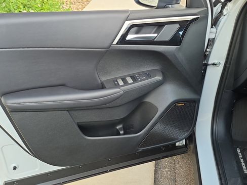 New 2026 Mitsubishi Outlander SE image 10