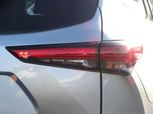 Certified 2022 Toyota Highlander XLE image 11