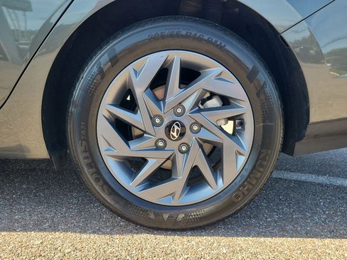 Used 2024 Hyundai Elantra SEL image 5