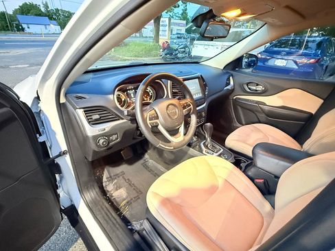 Used 2016 Jeep Cherokee Latitude w/ Cold Weather Group FWD image 29