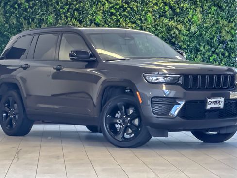Used 2023 Jeep Grand Cherokee Altitude AWD/4WD image 2