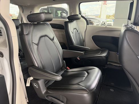 Used 2024 Chrysler Pacifica Touring-L image 24