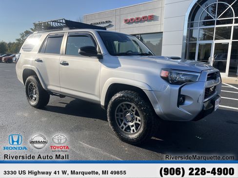 Used 2020 Toyota 4Runner Venture w/ Moonroof Package image 2