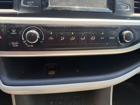Used 2019 Toyota Highlander LE FWD image 12