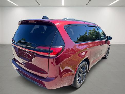 Used 2023 Chrysler Pacifica Limited w/ S Appearance Package FWD image 6