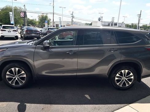 Used 2022 Toyota Highlander XLE AWD/4WD image 15