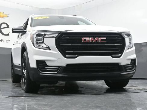 Used 2023 GMC Terrain SLE w/ Driver Convenience Package FWD image 3