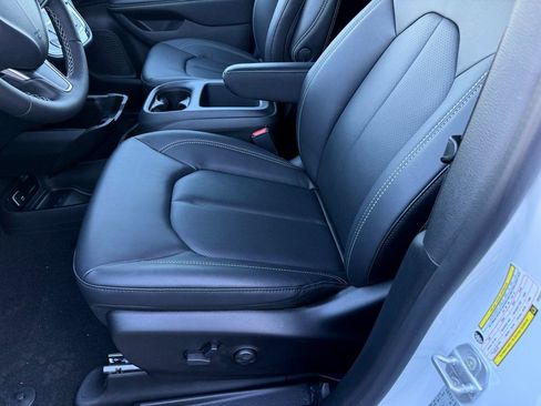 New 2026 Chrysler Pacifica Select image 11