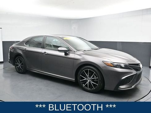 Used 2022 Toyota Camry SE w/ Convenience Package FWD image 2