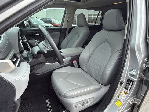 Used 2024 Toyota Highlander XLE image 13