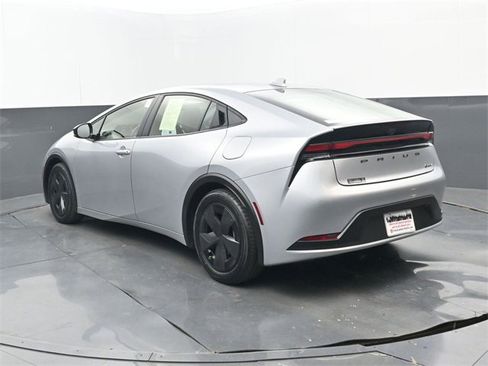 Used 2024 Toyota Prius LE image 3