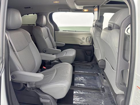 Used 2021 Toyota Sienna Limited image 44