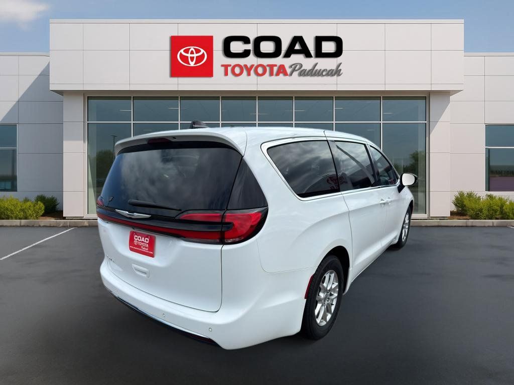 Used 2025 Chrysler Pacifica Select FWD image 5