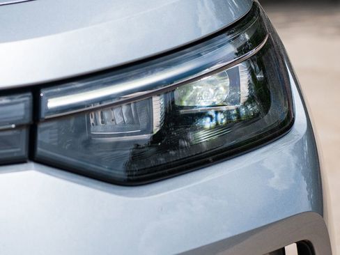 Certified 2025 Volkswagen Tiguan SE AWD/4WD image 3
