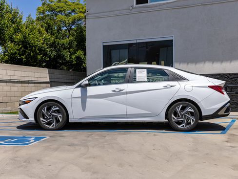 Used 2025 Hyundai Elantra SEL FWD image 11