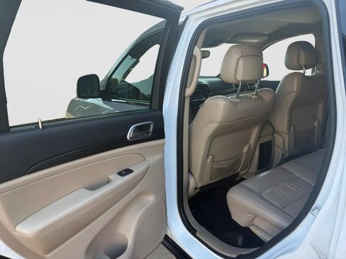 Used 2022 Jeep Grand Cherokee Laredo E AWD/4WD image 14