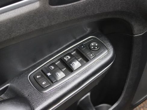 Used 2016 Chrysler 300 Limited RWD image 9