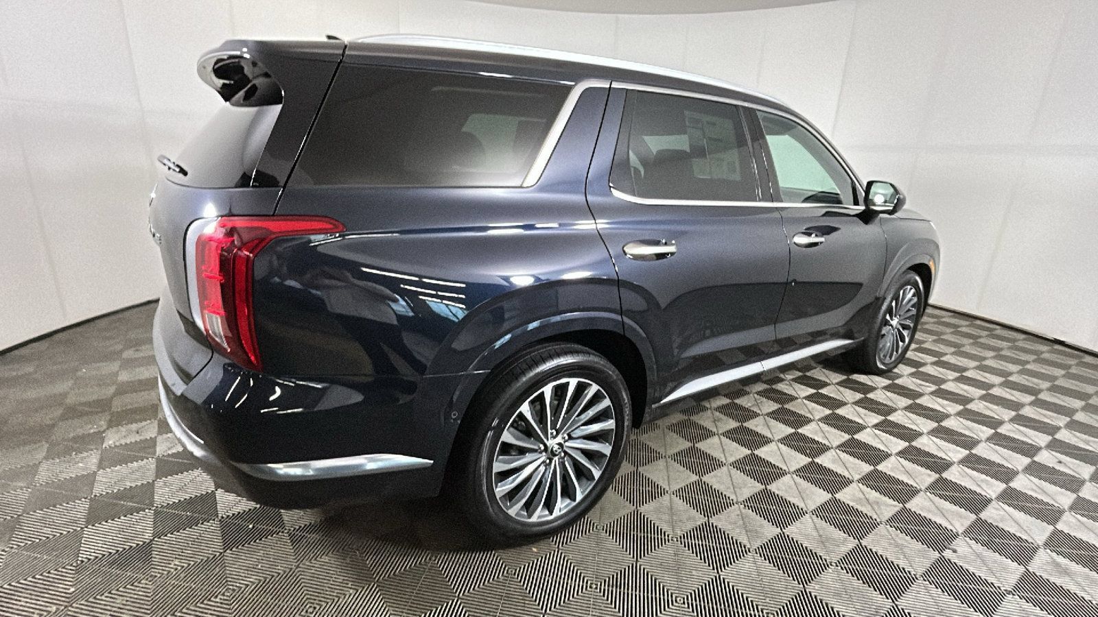 Used 2024 Hyundai Palisade Calligraphy FWD image 3